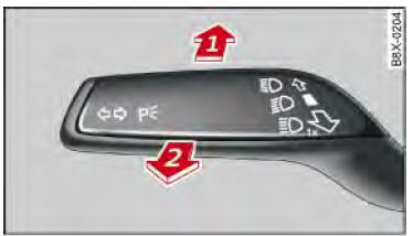 Audi Q3. Abb. 43 Blinker- und Fernlichthebel: Fernlichtassistenten ein-/ausschalten