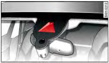 Audi Q3. Abb. 21 Frontscheibe: Kamerasichtfenster für Verkehrszeichenerkennung