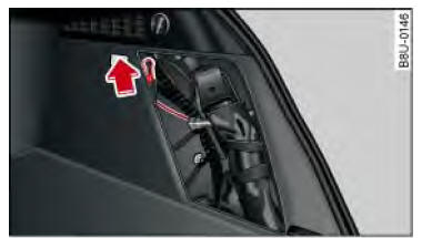 Audi Q3. Abb. 165 Rechte Seitenverkleidung im Gepäckraum: Notentriegelungsvorrichtung