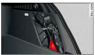 Audi Q3. Abb. 182 Gepäckraum rechts: Erste-Hilfe-Set
