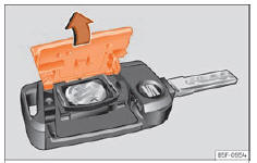 Seat Ateca. Abb. 89 Fahrzeugschlüssel: Deckel des Batteriefachs öffnen.