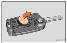 Seat Ateca. Abb. 90 Fahrzeugschlüssel: Batterie herausnehmen.