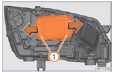 Seat Ateca. Abb. 55 Im Motorraum: Abdeckung entfernen.