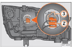 Seat Ateca. Abb. 56 Im Motorraum: Glühlampe Abblendlicht.