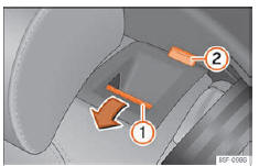 Seat Ateca. Abb. 129 Rücksitz: Rückenlehne vorklappen.