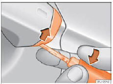 Seat Ateca. Abb. 97 Fahrertürgriff: Abdeckkappe abhebeln.