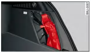 Audi Q3. Abb. 183 Rechte Seitenverkleidung im Gepäckraum: Bordwerkzeugtasche
