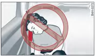 Audi Q3. Abb. 136 Prinzipdarstellung einer gefährlichen Sitzposition im Austrittsbereich des Seiten-Airbags