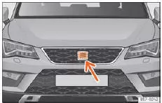 Seat Ateca. Abb. 257 Im Frontbereich hinter dem SEATEmblem: Radarsensor
