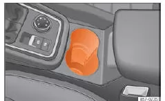 Seat Ateca. Abb. 149 Mittelkonsole: Vorderer Getränkehalter.