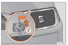 Seat Ateca. Abb. 309 Hebel unter der Motorraumklappe.
