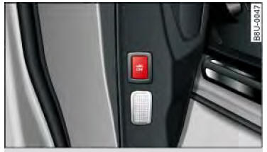 Audi Q3. Abb. 31 Stirnseite der Fahrertür: Taste für Innenraum-/ Abschleppschutzüberwachung